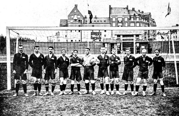 Сборная Российской империи по футболу. Стокгольм, 1912 год.jpg