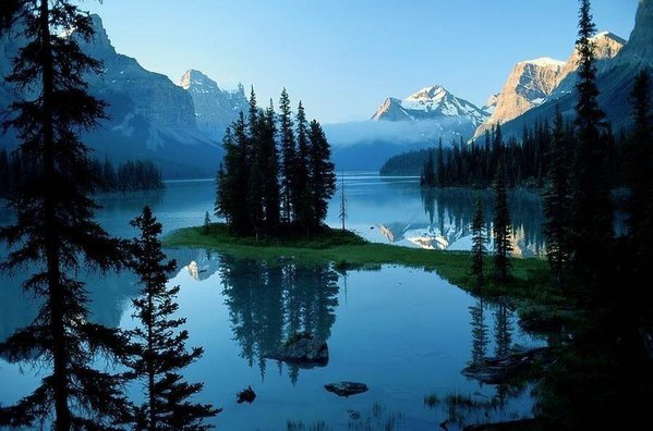Озеро Малайн, Национальный парк Джаспер, Канада.jpg