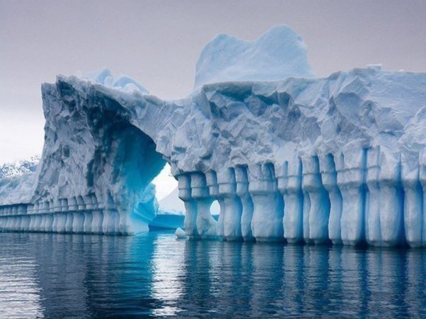 Необычный айсберг в Антарктике..jpg